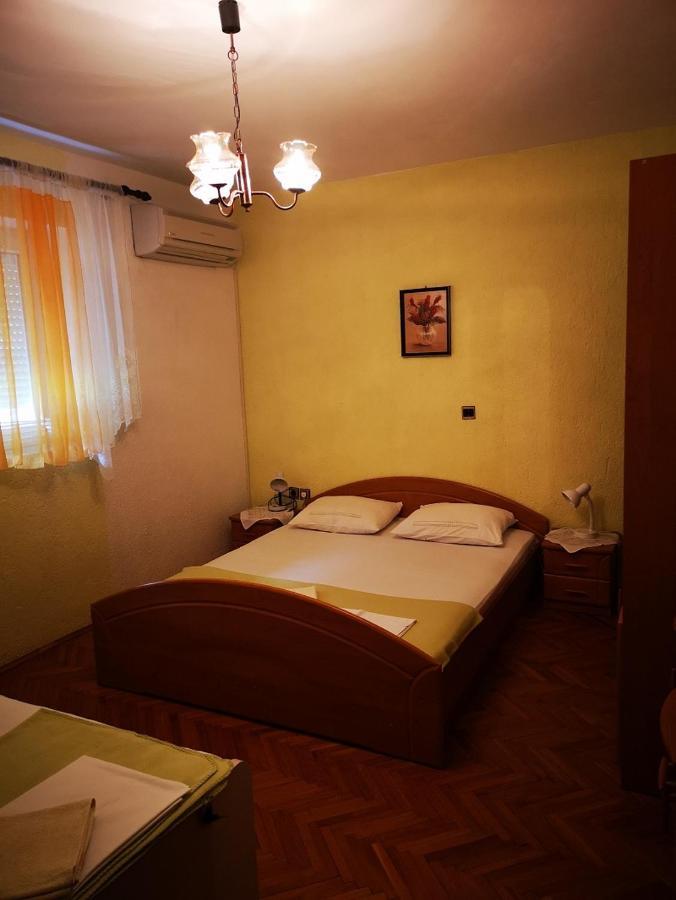 Apartments Anita Sibinj Krmpotski Bagian luar foto