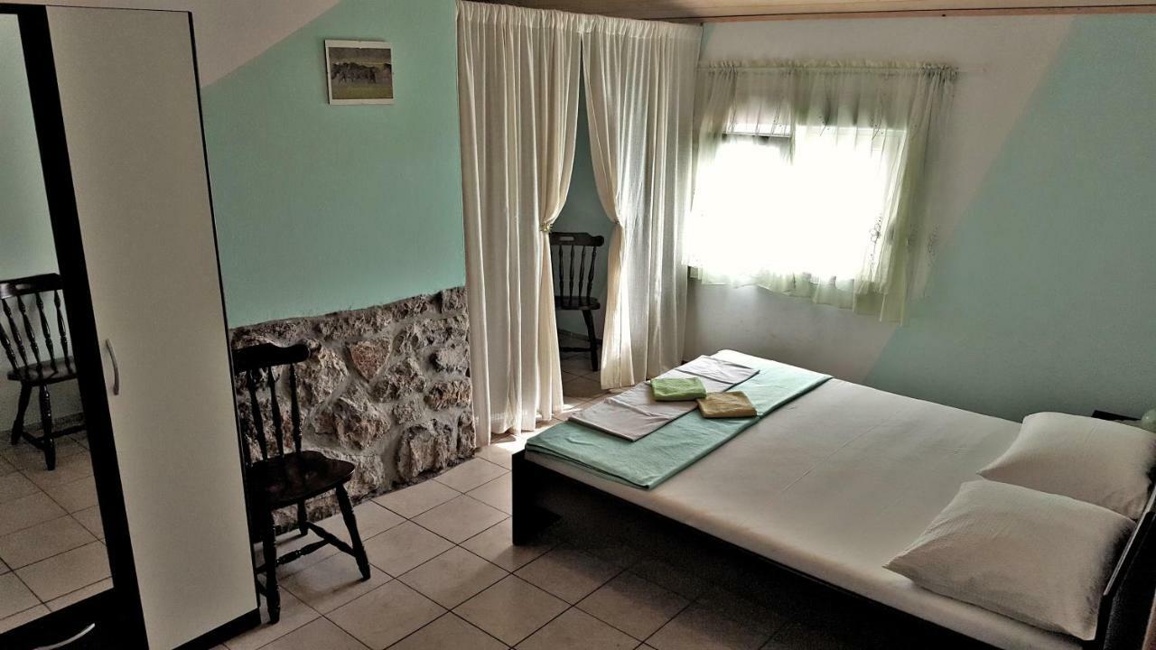 Apartments Anita Sibinj Krmpotski Bagian luar foto