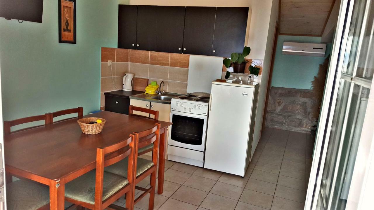 Apartments Anita Sibinj Krmpotski Bagian luar foto