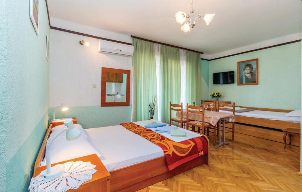 Apartments Anita Sibinj Krmpotski Bagian luar foto