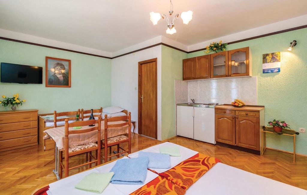 Apartments Anita Sibinj Krmpotski Bagian luar foto